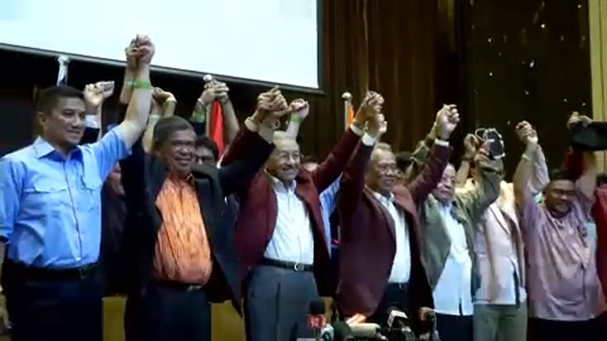 60 év után ellenzéki győzelem Malajziában