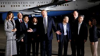 شاهد.. ترامب يستقبل ثلاثة أمريكيين أطلق سراحهم من كوريا الشمالية 