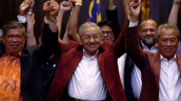 Der neue malaysische Premierminister Mahathir Mohamad beim Siegesjubel Der neue malaysische Premierminister Mahathir Mohamad beim Siegesjubel