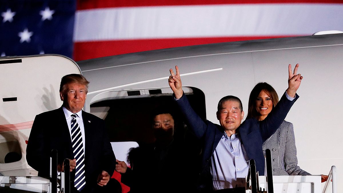 Kuzey Kore'nin serbest bıraktığı ABD'lileri Trump karşıladı