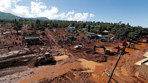 Rutura numa barragem faz cerca de 30 mortos no Quénia Rutura numa barragem faz cerca de 30 mortos no Quénia