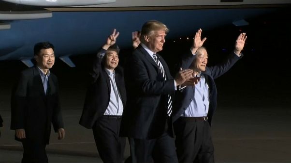 Trump recibe triunfante a los tres rehenes liberados por Corea del Norte Trump recibe triunfante a los tres rehenes liberados por Corea del Norte