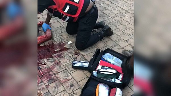 Ein Sanitäter kümmert sich um eines der Opfer Ein Sanitäter kümmert sich um eines der Opfer