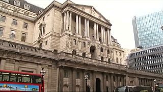 El Banco de Inglaterra mantiene los tipos de interés invariables