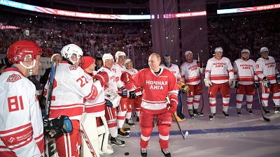 Wladimir Putin in roter Eishockeymontur im Eisstadion