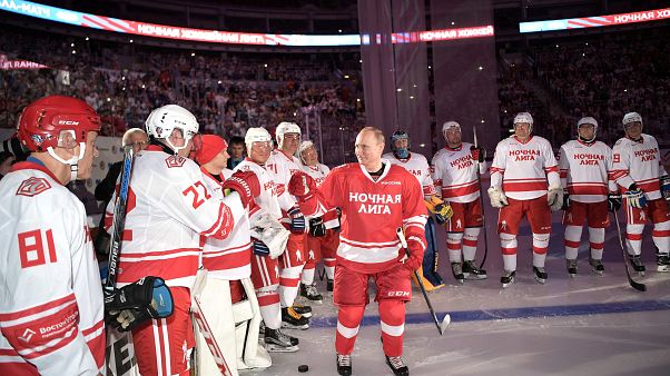 Wladimir Putin in roter Eishockeymontur im Eisstadion Wladimir Putin in roter Eishockeymontur im Eisstadion