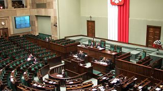 نمایندگان پارلمان لهستان به طرح کاهش حقوق خودشان رای مثبت دادند