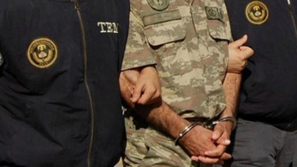 TSK'da 211'i muvazzaf 300 askere gözaltı 