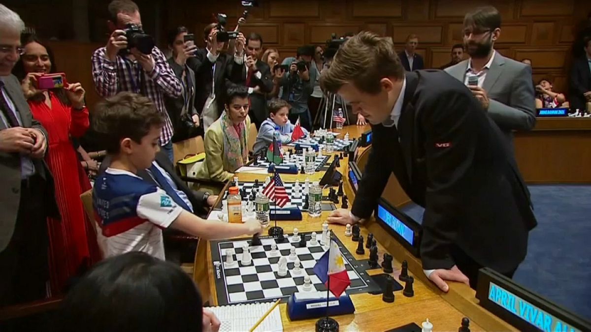 شاهد: بطل العالم للشطرنج يهزم 15 منافسا في آن واحد