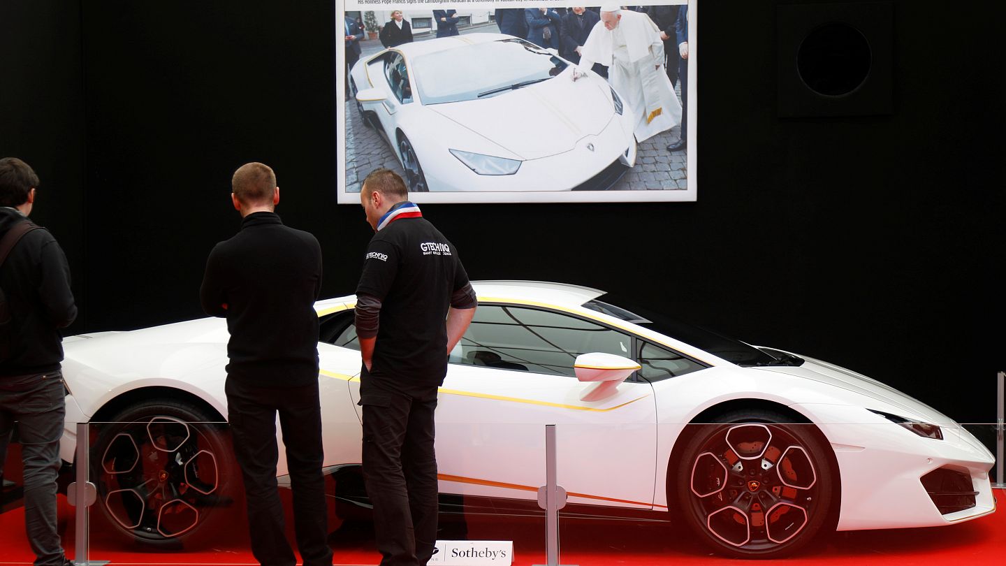 El papa Francisco subasta su Lamborghini bendecido y personalizado |  Euronews