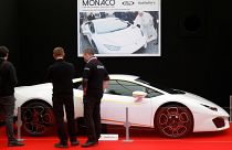 El papa Francisco subasta su Lamborghini bendecido y personalizado