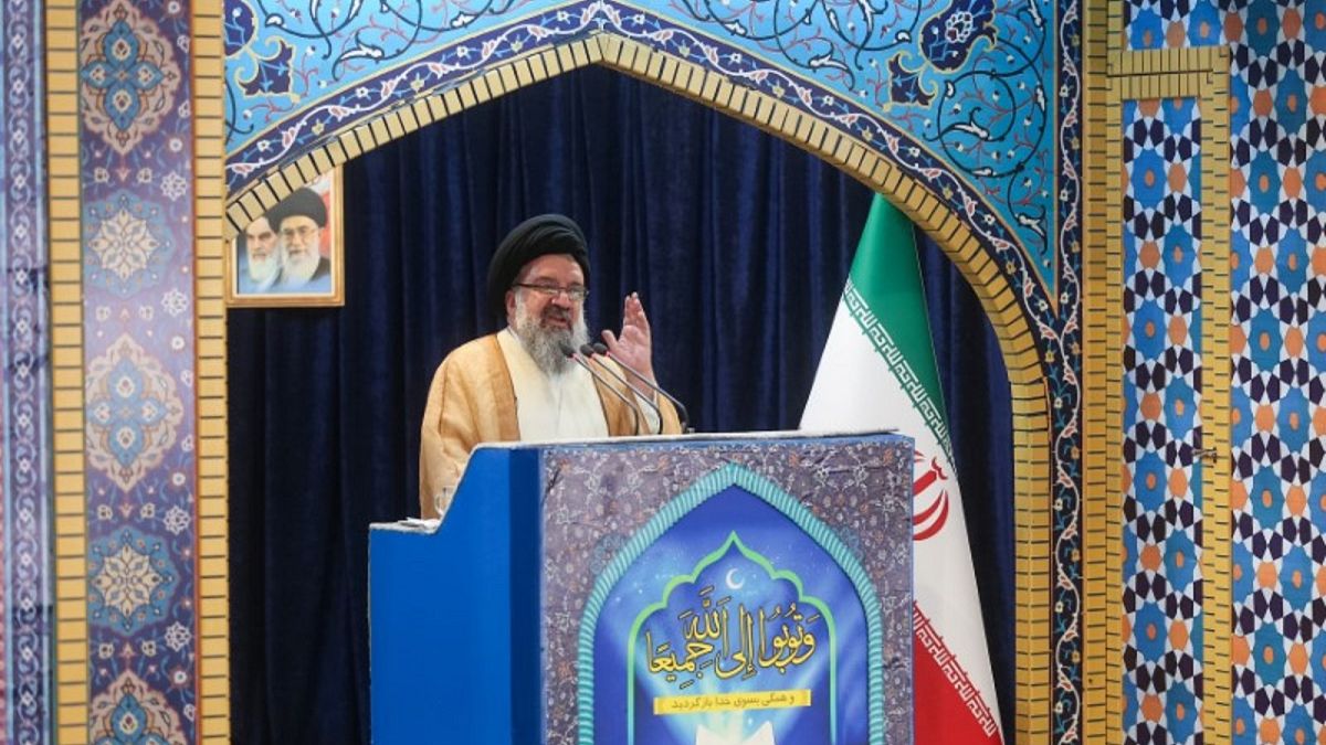 صورة من أرشيف رويترز لرجل الدين الإيراني البارز أحمد خاتمي وهو يخطب في مسجد