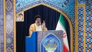 صورة من أرشيف رويترز لرجل الدين الإيراني البارز أحمد خاتمي وهو يخطب في مسجد