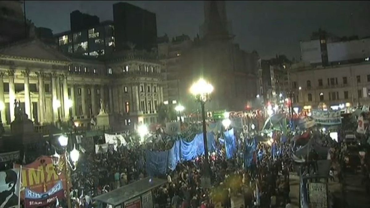 Argentina: Macri chiede aiuto al FMI, proteste di piazza