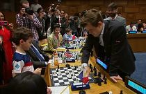 Magnus Carlsen spielt Schach gegen 15 Gegner gleichzeitig