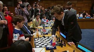 Magnus Carlsen spielt Schach gegen 15 Gegner gleichzeitig