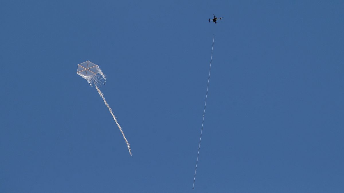 Eine israelische Drohne greift einen palästinensischen Flugdrachen an