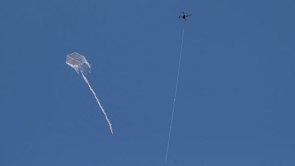 Eine israelische Drohne greift einen palästinensischen Flugdrachen an Eine israelische Drohne greift einen palästinensischen Flugdrachen an