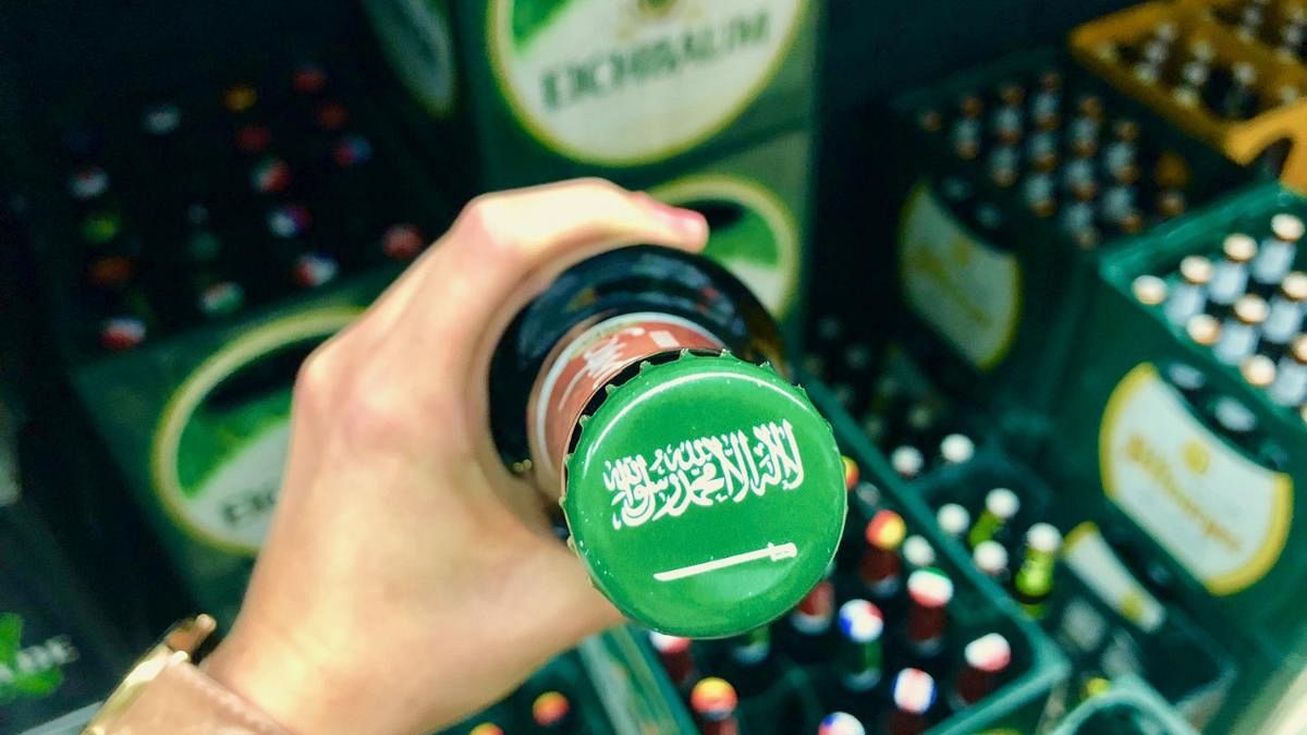علم السعودية على غطاء منتج كحولي