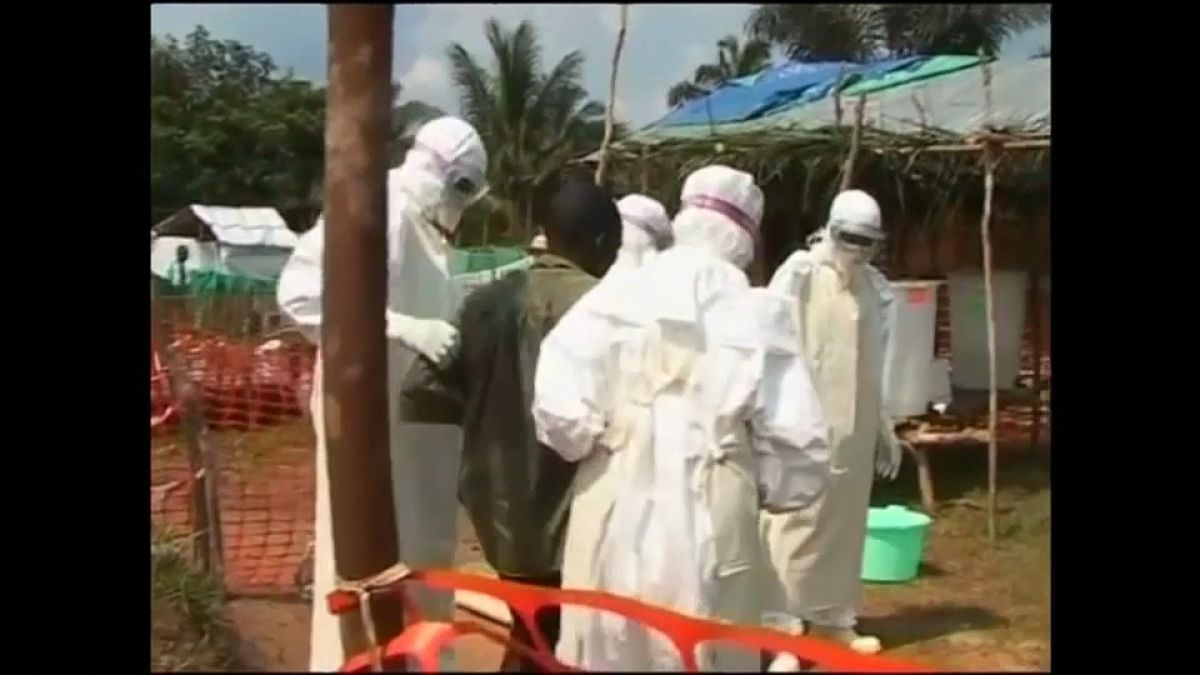 معاینه فرد مشکوک به ابتلا به ابولا را در کامپونگو در جمهوری دموکراتیک کنگو