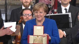 Merkel recibe la Lámpara de la Paz