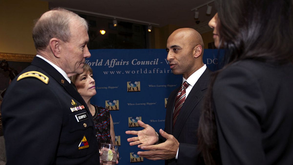 سفير الإمارات يوسف العتيبة مع رئيس هيئة الأركان المشتركة الأمريكية