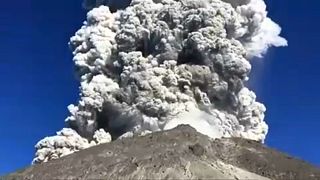 السياح يستمتعون بمشهد البركان الثائر في إندونيسيا