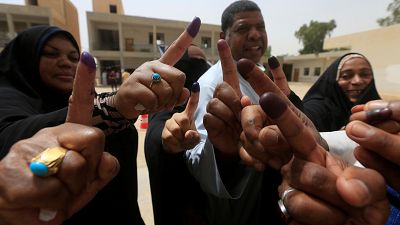 Iraker halten ihre tintengetränkten Zeigefinger in die Kamera