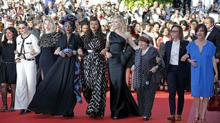 Cate Blanchett lidera desfile pela paridade na passadeira de Cannes