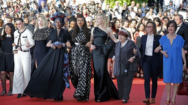 Cate Blanchett lidera desfile pela paridade na passadeira de Cannes Cate Blanchett lidera desfile pela paridade na passadeira de Cannes