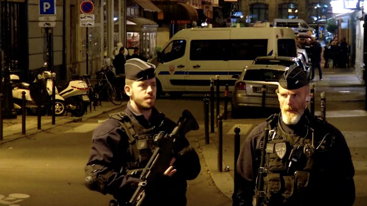 Paris'te bıçaklı saldırı: 1 ölü 4 yaralı