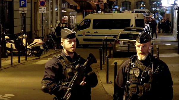 Paris'te bıçaklı saldırı: 1 ölü 4 yaralı Paris'te bıçaklı saldırı: 1 ölü 4 yaralı