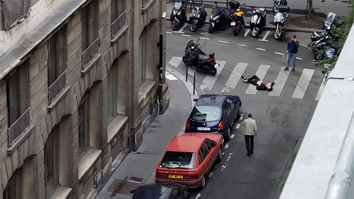 شاهد: اللقطات الأولى من موقع عملية طعن المارة بوسط باريس
