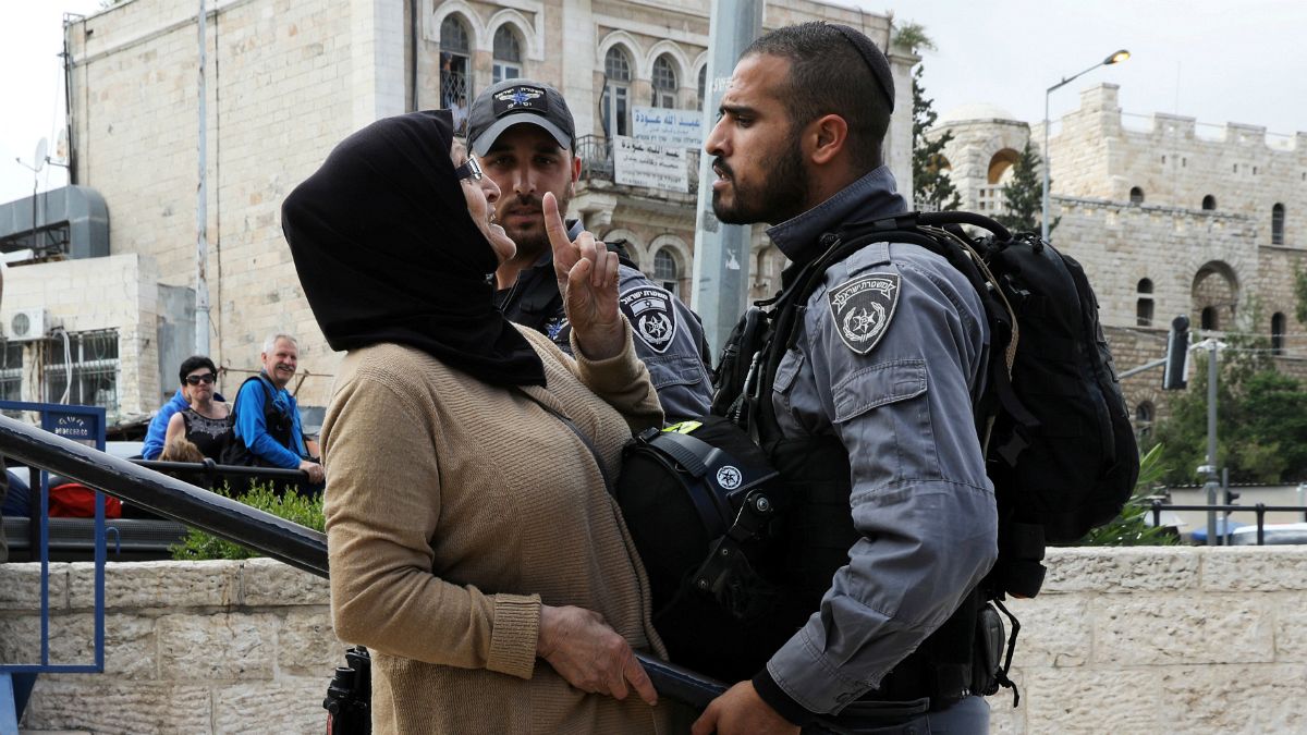 یکی از افسران پلیس اسرائیل در مقابل یک تظاهرکننده فلسطینی