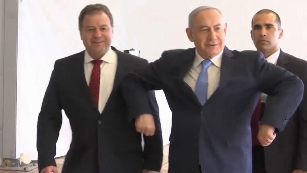 نتنياهو يرقص رقصة الدجاجة احتفالا بفوز إسرائيل بلقب اليوروفيجن