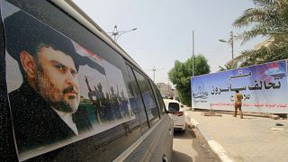 Un manifesto elettorale mostra il volto del religioso sciita Moqtada al-Sad