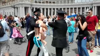 شاهد: ناشطة عارية الصدر تقتحم الفاتيكان خلال صلوات البابا