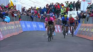 Yates gana la novena etapa del Giro y es más líder