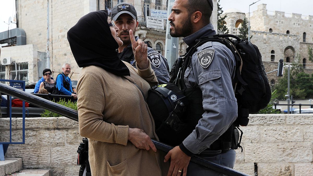 امرأة فلسطينية في مواجهة جندي اسرائيلي في البلدة القديمة بالقدس