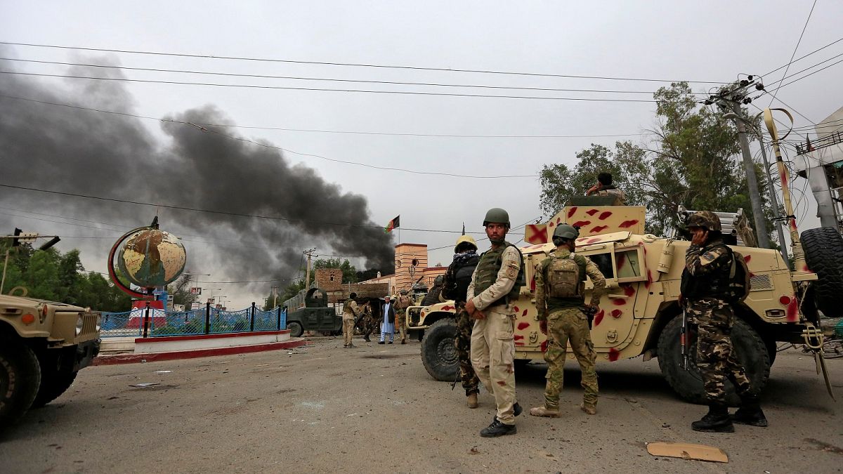 عناصر من قوات الأمن الأفغانية في حالة تأهب أثناء انفجارات ومعارك مع مسلحين