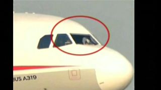 شاهد: لحظة هبوط طائرة صينية اضطراريا بعد تحطم زجاج قمرة القيادة