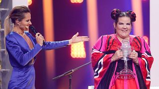 شاهد: المغنية الإسرائيلية نيتا برزيلاي الفائزة بمسابقة يوروفيجن تعود إلى تل أبيب
