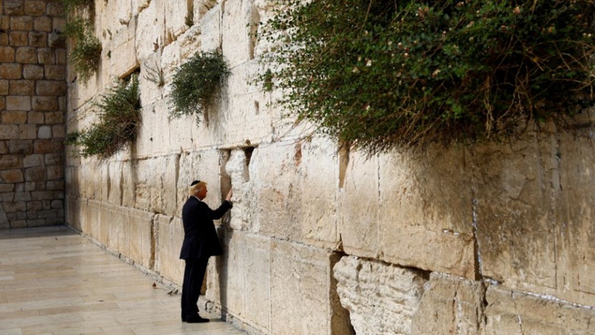 الرئيس الأمريكي دونالد ترامب عند زيارته للحائط الغربي في مدينة القدس