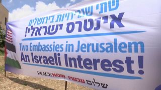 لافتة رفعتها منظمة "السلام الآن" في القدس