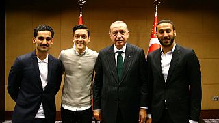 Özillel és Gündogannal fotózkodott a török elnök