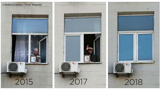 Mosca, ogni anno espone ritratto della madre alla parata. Nel 2018 però la finestra rimane chiusa
