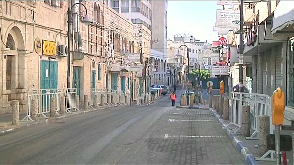 Nakba: proclamati 3 giorni di lutto nei Territori palestinesi all'indomani degli scontri al confine con Israele costati la vita a una sessantina di persone Nakba: proclamati 3 giorni di lutto nei Territori palestinesi all'indomani degli scontri al confine con Israele costati la vita a una sessantina di persone
