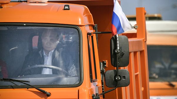 Selbst am Steuer: Putin eröffnet umstrittene Krim-Brücke Selbst am Steuer: Putin eröffnet umstrittene Krim-Brücke