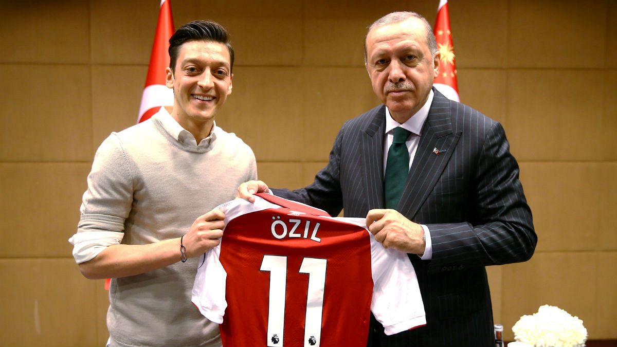 رجب طیب اردوغان رئیس‌جمهور ترکیه و مسعود اوزیل فوتبالیست ترک‌تبار آلمان