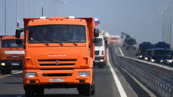 Vladimir Putin inaugura ponte que liga a Crimeia à Rússia Vladimir Putin inaugura ponte que liga a Crimeia à Rússia